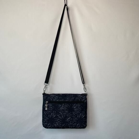 Baggallini Onyx Floral Flip Zip Crossbody Bag - Picture 11 of 12